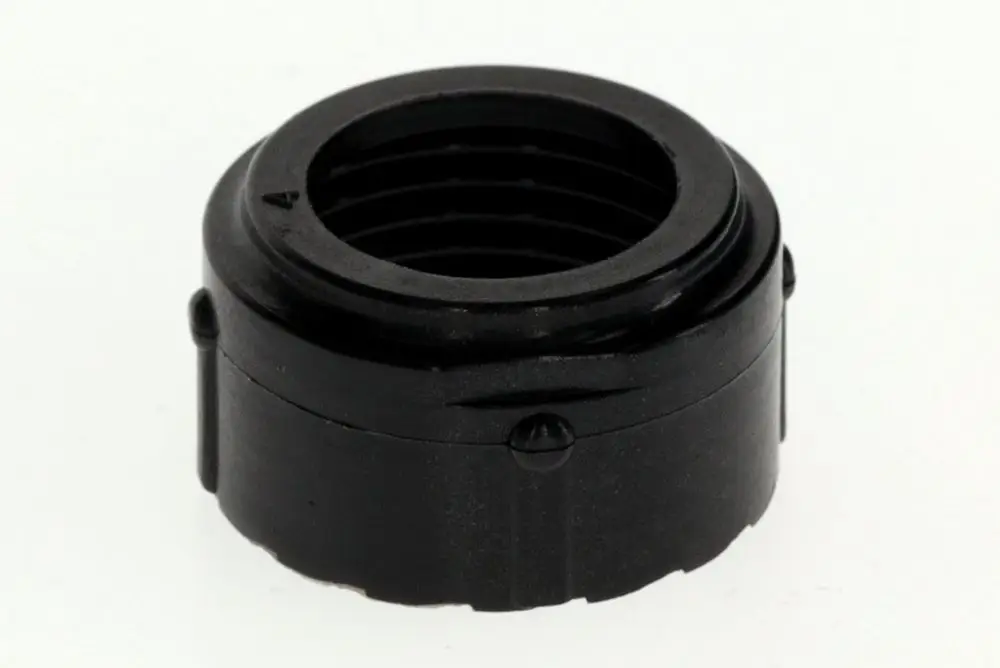 Schwarzer Adapter mit Gewinde, mögliches Zubehörteil von Bosch, zur Verbindung oder Anpassung verschiedener Komponenten.